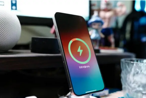 三门峡苹果15换屏服务分享用什么充电器给iPhone15充电更好 